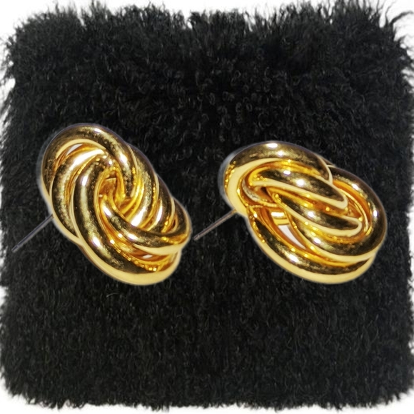 .🎄10/$20. ~Gold Tone Pierced Earrings - Picture 3 of 3